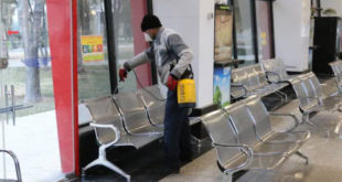 ضدعفونی روزانه‌ اماکن و وسایل نقلیه عمومی در شاهین شهر برای پیشگیری از ابتلا به ویروس کرونا