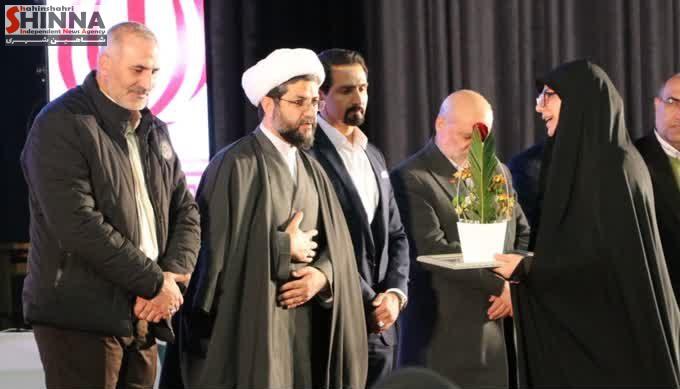 به مناسبت سالگرد شهادت شهید مدافع وطن | علی خادم در اولین همایش هوش مصنوعی و متاورس که در شاهین شهر اصفهان برگزار شد، از خانواده وی تجلیل به عمل آمد.