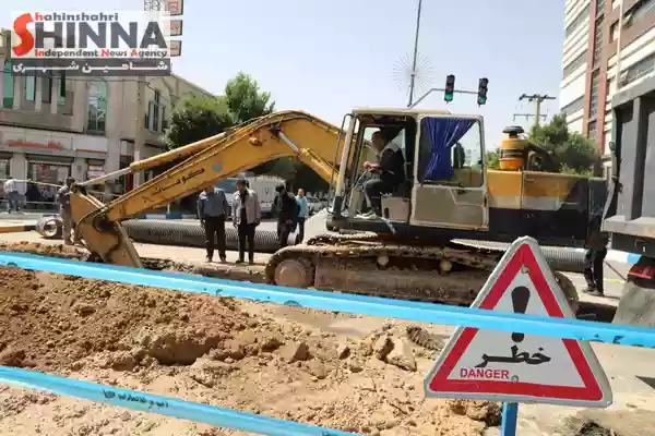 ریزش کلکتور فاضلاب خیابان عطار شاهین شهر و تعمیر آن در کمتر از 48 ساعت