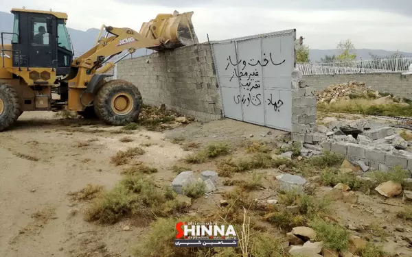 تخریب ۲۰ مورد دیوارکشی و چهاردیواری غیرمجاز در منطقه یاقوت آباد شاهین شهر با صدور دستور قضائی
