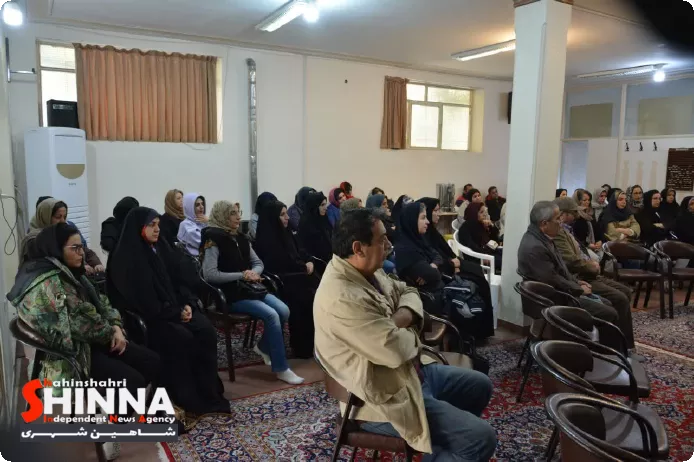 کارگاه آموزشی «آسیبهای اجتماعی و راهکارهای مقابله با آن» برای والدین در دفتر امام جمعه شاهین شهر برگزار گردید.