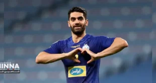 هافبک باتجربه ایران پس از چند سال دوری، بار دیگر پیراهن طلایی‌پوشان را بر تن می‌کند - باشگاه سپاهان در ادامه فعالیت جدی خود در نقل‌وانتقالات اخیر خود، در گامی برجسته مذاکراتش با علی کریمی، هافبک سابق تیم ملی ایران، را به مراحل نهایی رسانده است. هافبک ۳۱ ساله و با سابقه، که فوتبال حرفه‌ای‌اش را از آکادمی سپاهان آغاز کرده بود، پس از چهار سال دوری از فوتبال ایران، به احتمال زیاد به تیم فوتبال سپاهان اصفهان بازخواهد گشت.