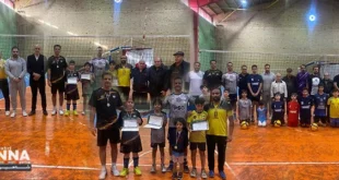 برگزاری مسابقات والیبال پدر و پسر به مناسبت روز پدردر شاهین‌شهر