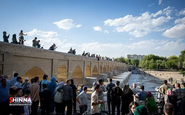 تر شدن پیکر خشک اصفهان بعد از تحمل جنگی سخت | خوشحالی اصفهانیها از بازگشایی زایندهرود