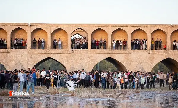 تر شدن پیکر خشک اصفهان بعد از تحمل جنگی سخت | خوشحالی اصفهانیها از بازگشایی زایندهرود